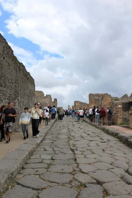 From Naples: Pompeii and Vesuvius Tour with Lunch Included - Lunch in Pompei before the mountain
