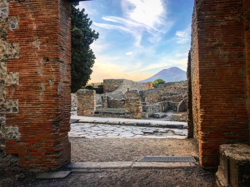 From Positano: Pompeii and Vesuvius Guided Tour - Riding up Vesuvius to 1,000 meters
