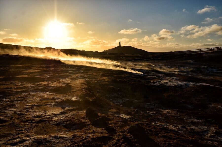 From Reykjavik: Reykjanes Geopark Tour & Airport Transfer - Kleifarvatn and Grænavatn show two sides of Icelandic water