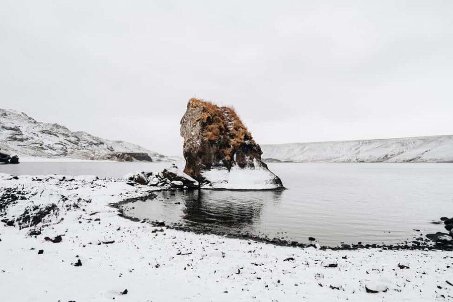 From Reykjavik: Volcanic Peninsula & Grindavik Minibus Tour - Kleifarvatn, a dark lake with no visible inlet