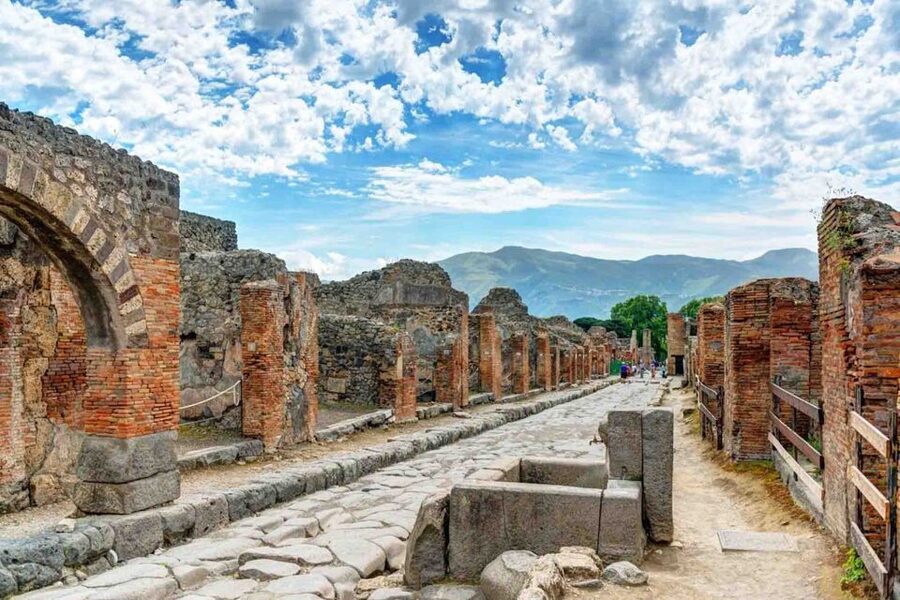 From Sorrento: Pompeii and Vesuvius Tour by Express Train - Starting at Sorrento train station