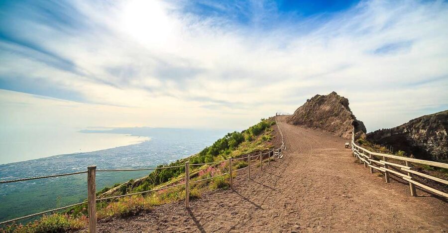 From Sorrento: Pompeii and Vesuvius Tour - The bus ride keeps the day simple