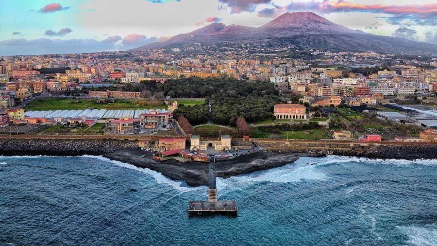 From Sorrento: Pompeii & Mt. Vesuvius Tour with Lunch & Wine - A vineyard lunch between ruins and volcano