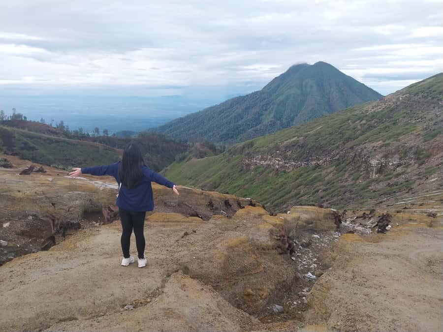 From Surabaya/Malang/Bali: Kawah Ijen Blue Fire Guided Tour - Sunrise above the green acid lake
