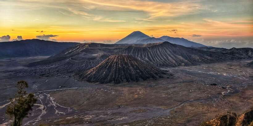 From Surabaya or Malang: Private Mt. Bromo Sunrise Day Trip - Waiting for sunrise at Penanjakan