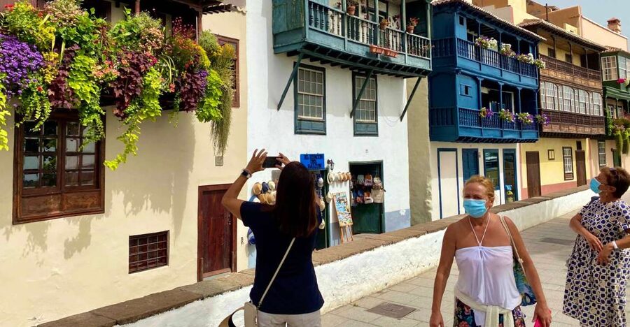 From Tenerife: Day Trip to La Palma Volcanic Landscapes - Santa Cruz Old Town, balconies and island stories