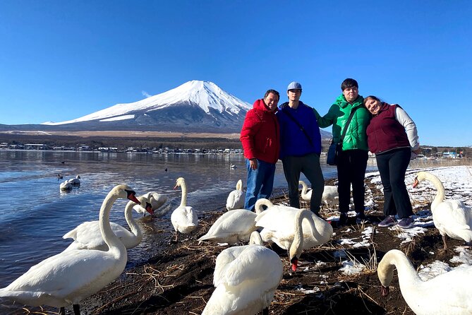 Full Day Tour to Mount Fuji in Spanish - Oshino Hakkai and its traditional food