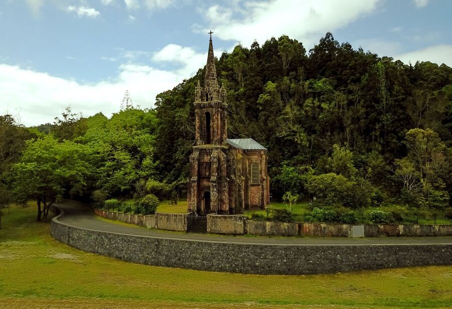 Furnas: Tea Plantations, Lake and Volcano Guided Tour - Pineapples and Azorean snacks near Ponta Delgada