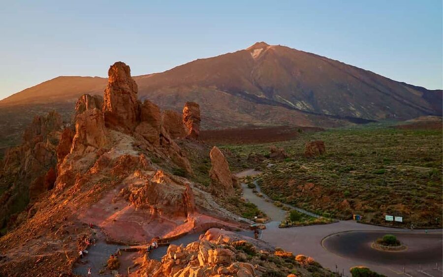 Guided tour of Roques de Garcia - Teide National Park - Roque Cinchado, the park’s famous stone landmark