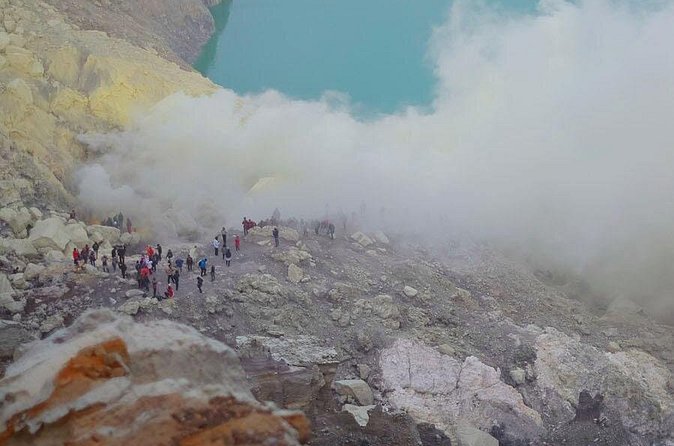 Guided Tour to Ijen Crater Blue Fire - Sunrise above the turquoise acid lake