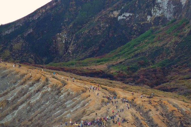 Guided Tour to Ijen Crater Blue Fire - How the guides affect the experience