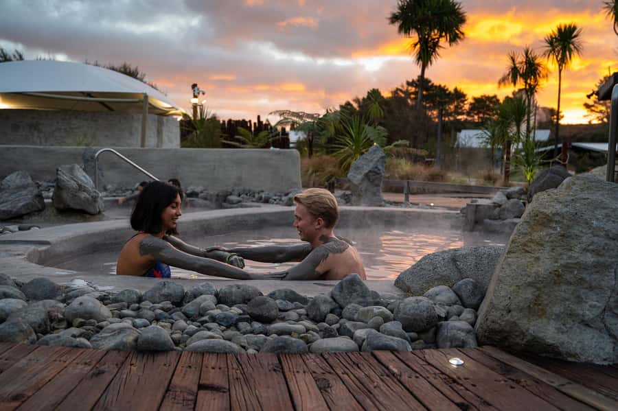 HELL'S GATE Mud Spa, Rotorua - Group Day Tour Ex Auckland - Leaving Auckland before breakfast