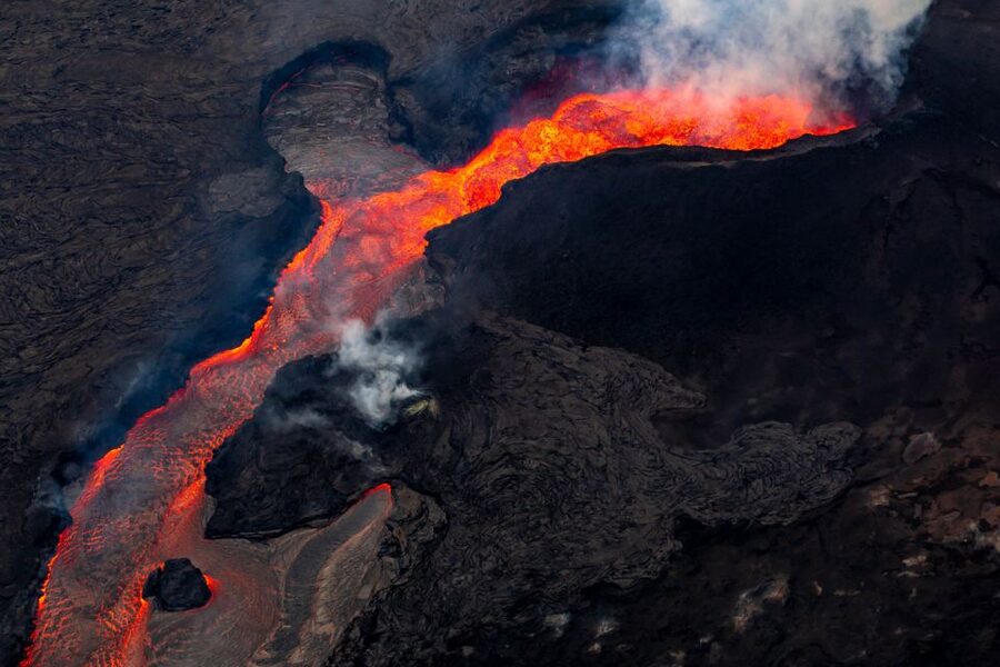 Hilo: Hawaii Volcanoes National Park Flight - Waterfalls, jungle, and black sand beaches