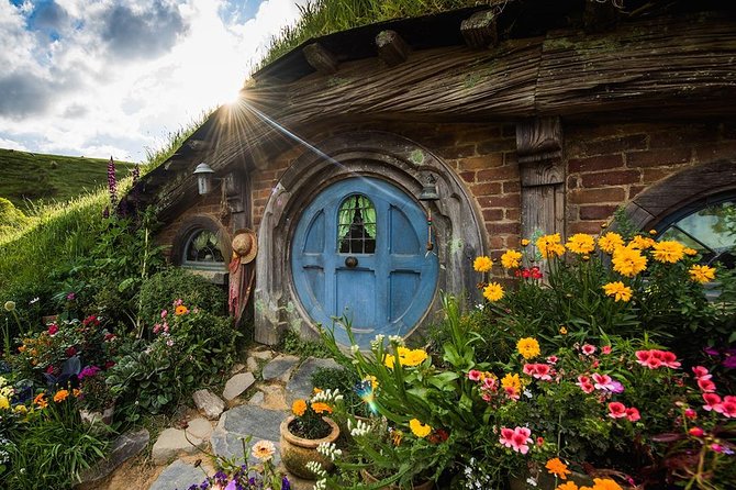 Hobbiton & Rotorua including Wai-O-Tapu - Small Group Tour from Auckland - Hobbiton: a movie set that feels like a village