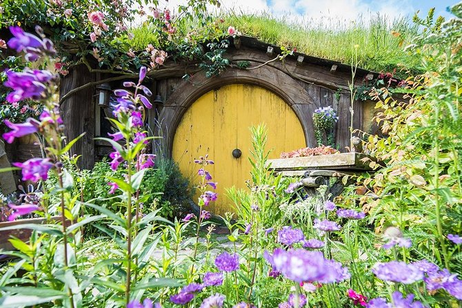 Hobbiton & Rotorua Small Group Day Tour inc Te Puia from Auckland - Through Tirau toward Rotorua