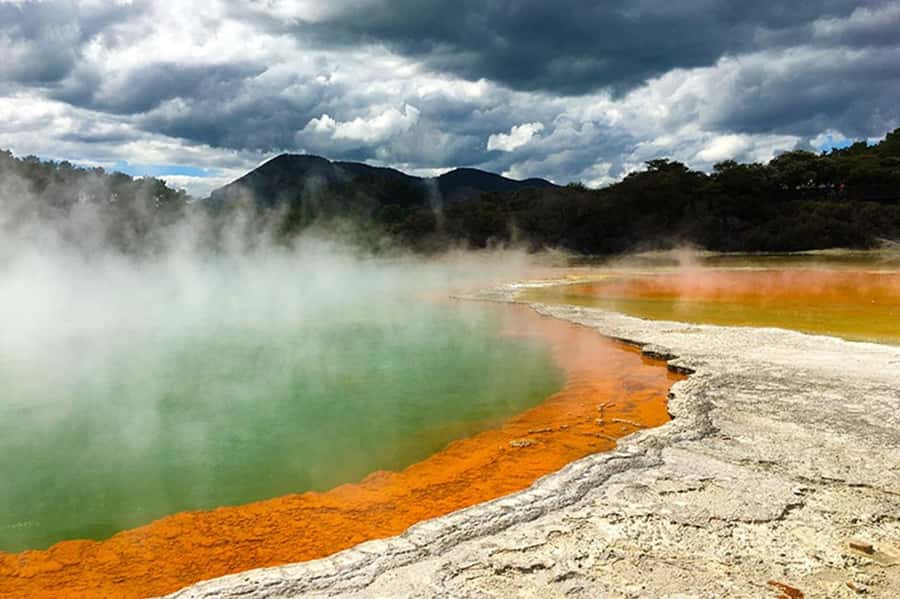 Hobbiton, Waitomo, Rotorua & Taupo 2-Day Tour from Auckland - Waitomo Glowworm Caves: an underground opening act