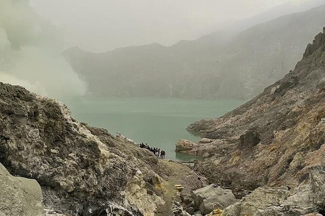 Ijen Crater Tour - The turquoise acidic lake and crater rim