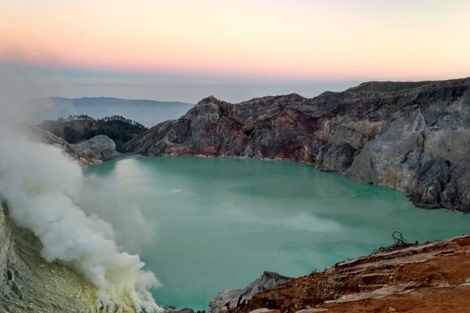 Ijen Crater Tour - A 90-minute climb to the crater rim