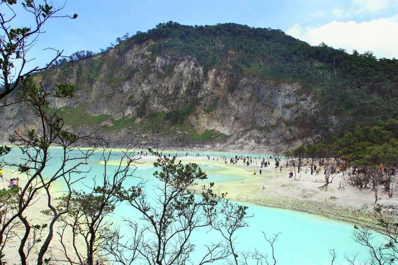 Jakarta: Volcano, Suspension Bridge, and Hot Spring Tour - Kawah Putih and its unusual turquoise water