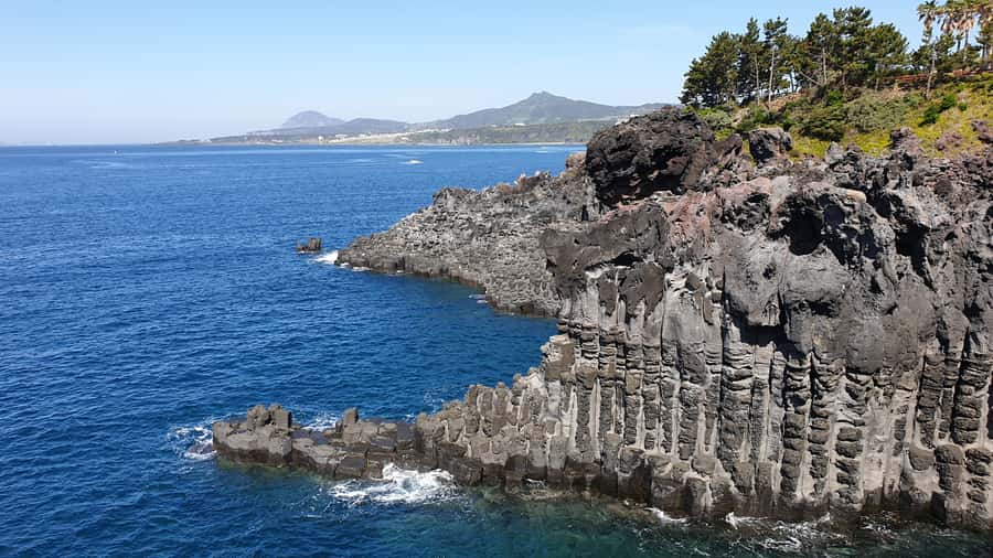 Jeju: Mt. Hallasan Hike and UNESCO Sites Day Tour - A Jeju lunch with black pork or vegetarian dishes