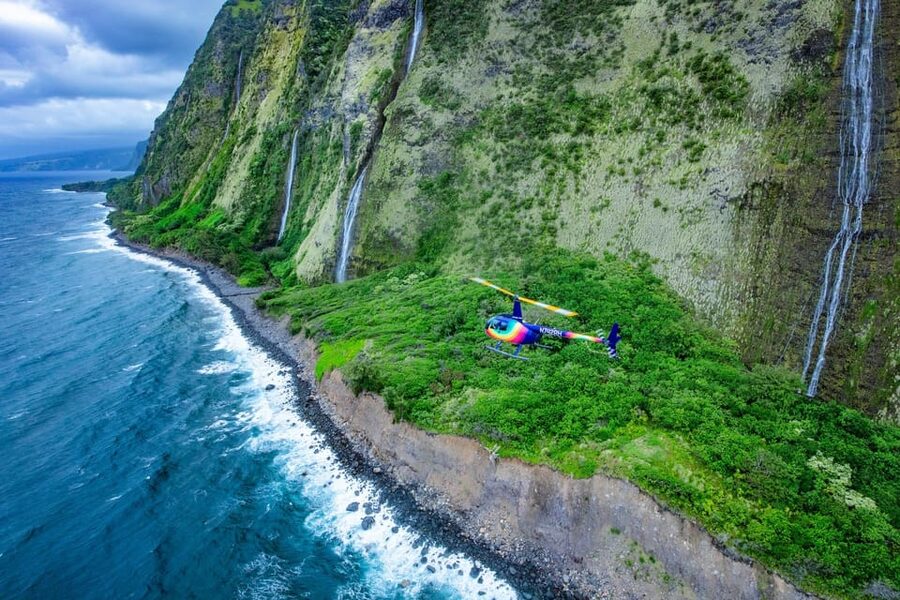 Kailua-Kona: Kohala, Volcanoes and Waterfall Helicopter Tour - Kailua Bay opens the flight with color