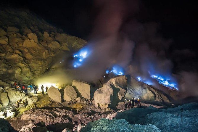 Kawah Ijen Midnight Blue Flame Tour Package - Walking into Ijen before sunrise