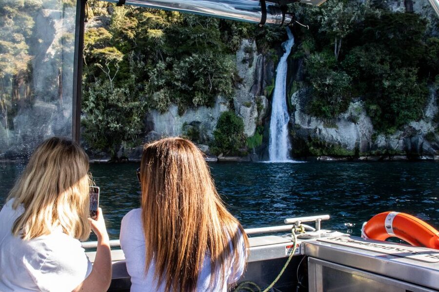 Kinloch: Lake Taupo Catamaran Cruise with Paddleboarding - The final hour: coffee, tea, and an easy return