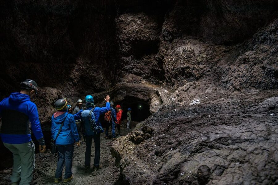 La Palma: Cueva de Las Palomas Volcanic Tube - Reading the lava field before going underground