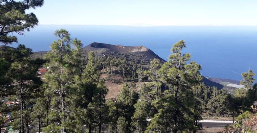 La Palma: San Antonio and Teneguia Volcanos Tour by 4x4 Bus - Fuencaliente lighthouse and the working salt pans