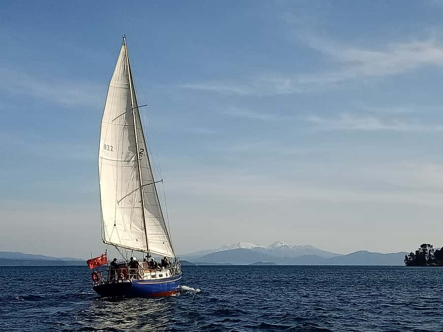 Lake Taupo: Classical Sailing to the Māori Rock Carvings - Drinks, blankets, and the small comforts