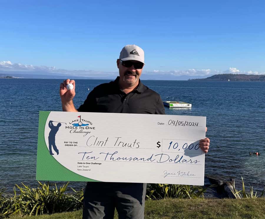 Lake Taupo: Hole in One Golf or Ball Blaster Challenge - Choosing clubs or the Ball Blaster