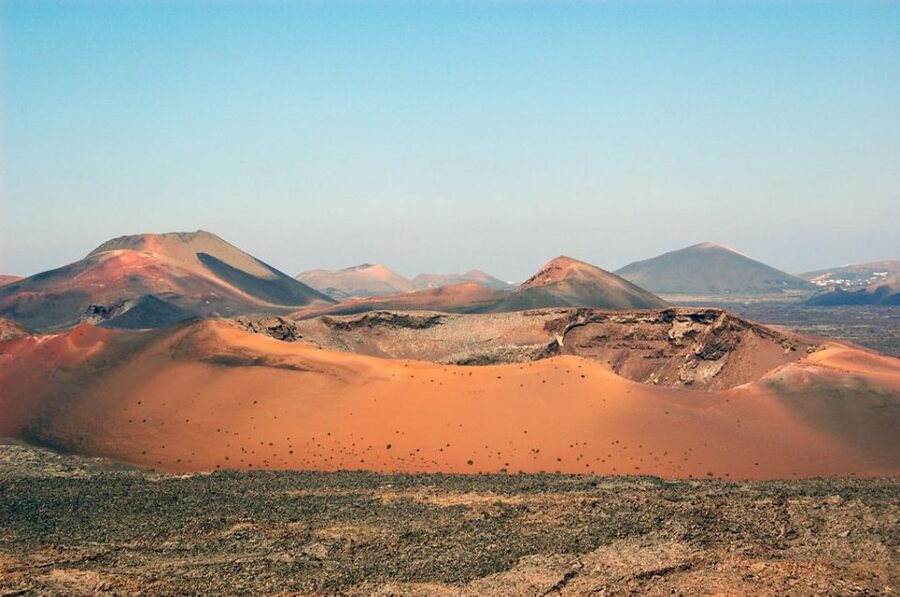 Lanzarote: Guided Day Trip to Timanfaya Park & Lago Verde - Los Hervideros and the volcanic coast