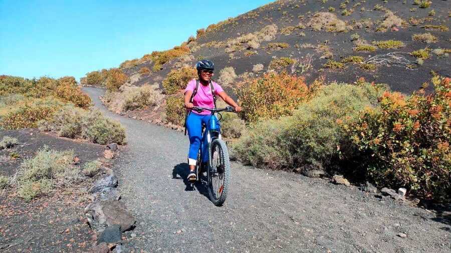Lanzarote: Guided ebike tours of the Timanfaya volcanoes - The red volcano and its enormous volcanic bombs