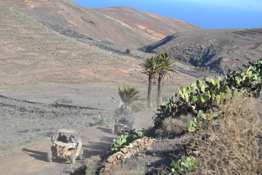 Lanzarote: Mix tour Guided Buggy Volcano Tour 4 or 6 seater - Why the small convoy matters