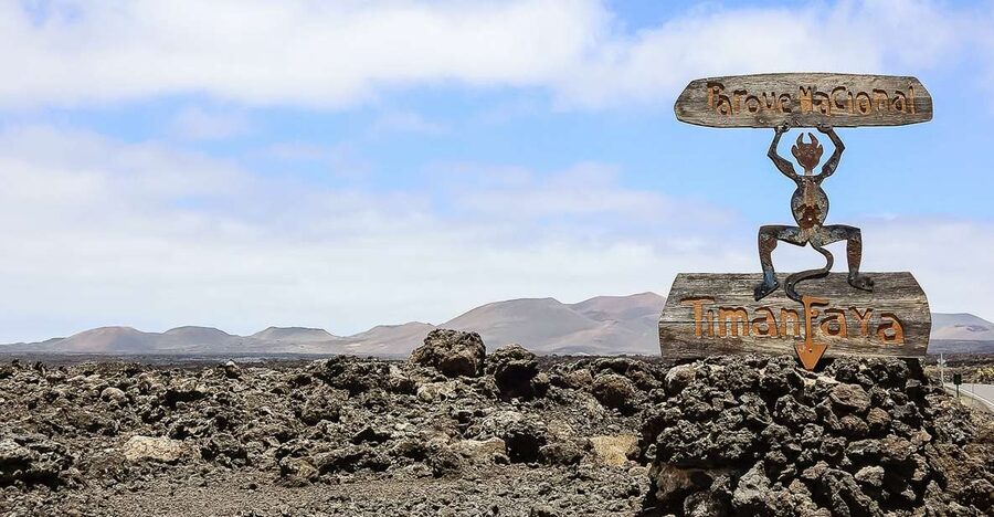Lanzarote: Timanfaya Park, Jameos Agua, & Cueva Verdes Tour - Guides, languages, and the coach experience