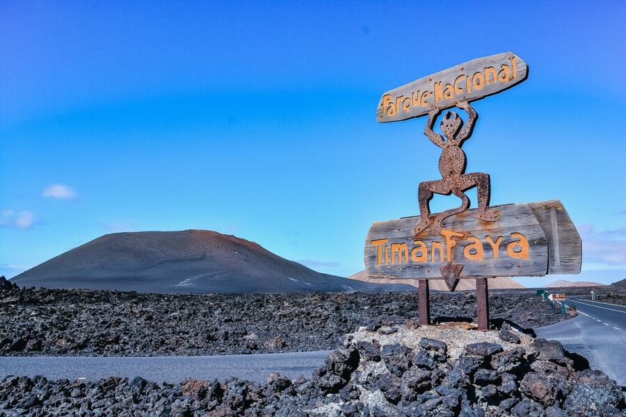 Lanzarote: Volcanos of Timanfaya and Caves Tour with Lunch - Timanfaya’s Volcanoes Route from the bus