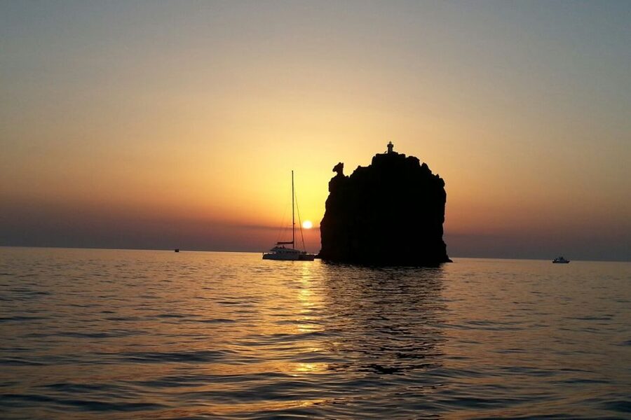 Lipari: Vulcano, Panarea, and Stromboli Cruise - Vulcano brings beaches, sulfur, and striking coastlines