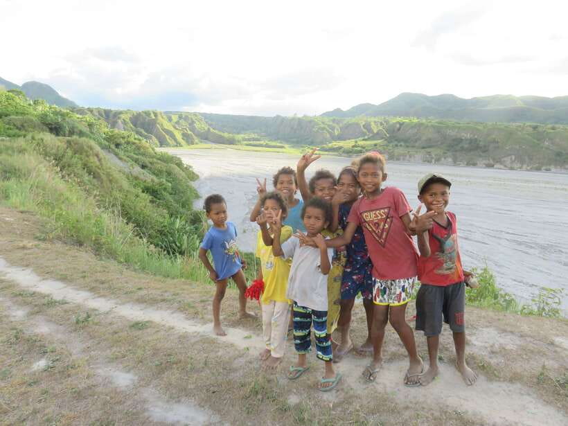 Manila: Mount Pinatubo 4X4 & Hiking Trip - Hiking between mudflow walls