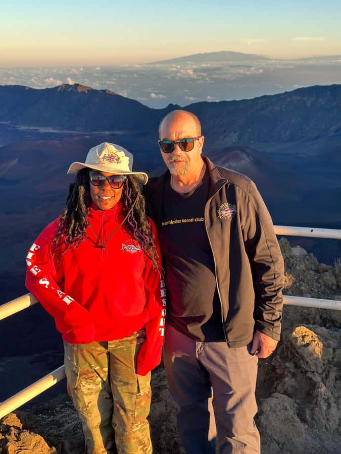 Maui: Haleakala Sunset Tour with Snacks and Photos - What the six-person format changes