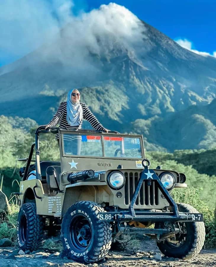 Merapi volcano sunrise with 4wd jeep and step on cold lava - Key points at a glance