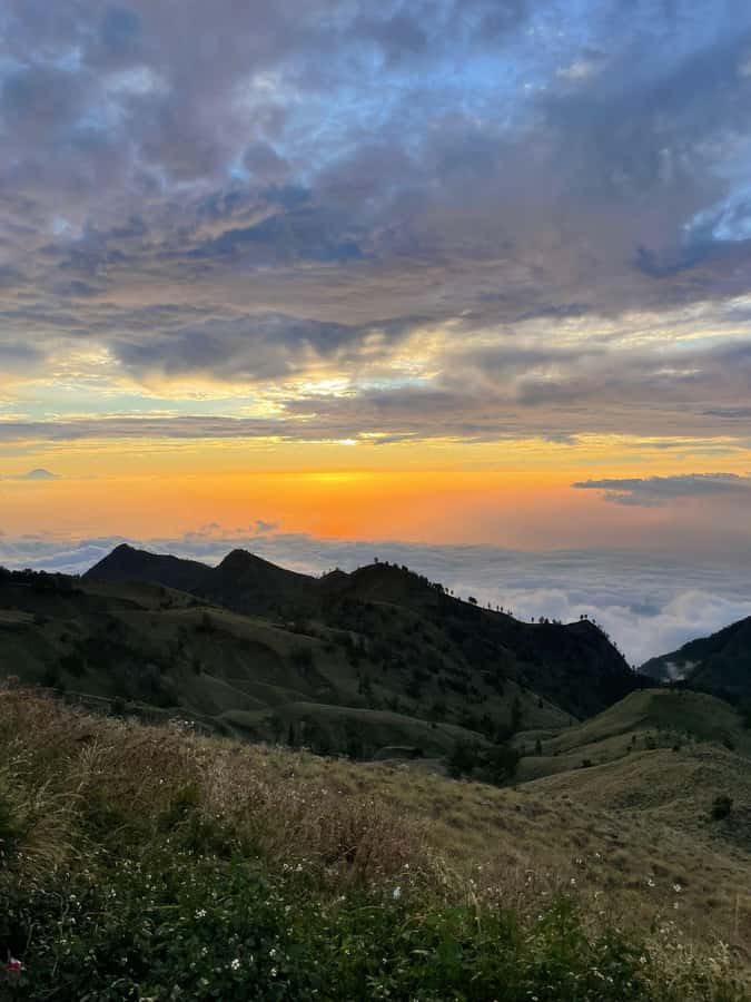 Mount Rinjani: 2D-1N Trekking Summit Sunrise Point Join Tour - Sunrise at 3,726 meters is the payoff