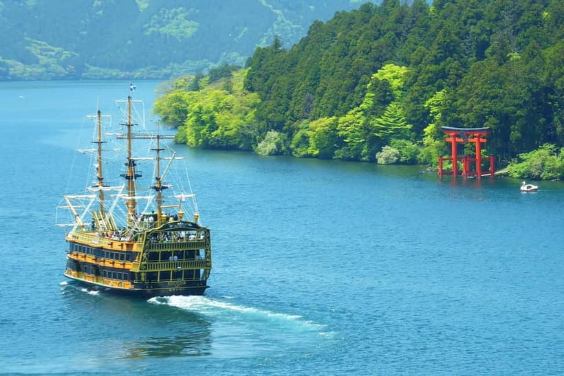 Mt Fuji Hakone/Enoshima Tour:Optional Ropeway/Lake Ashi Boat - A 30-minute cruise on Lake Ashi