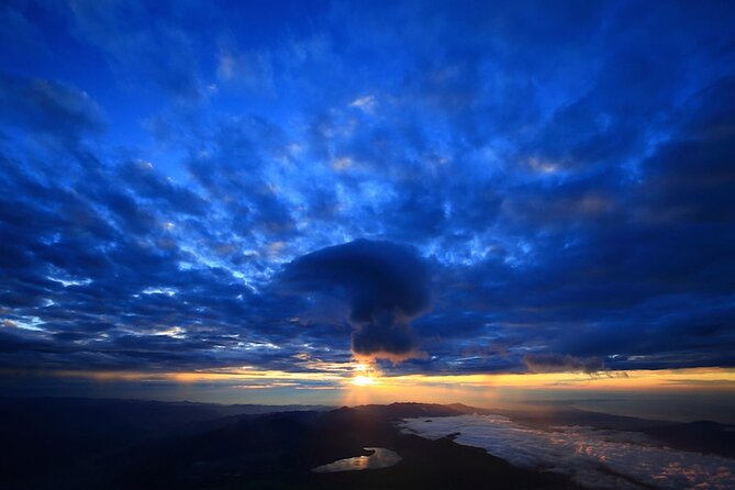 Mt. Fuji Private Tour by Car with Pick-up from Tokyo - Oishi Park puts lake and mountain in one frame