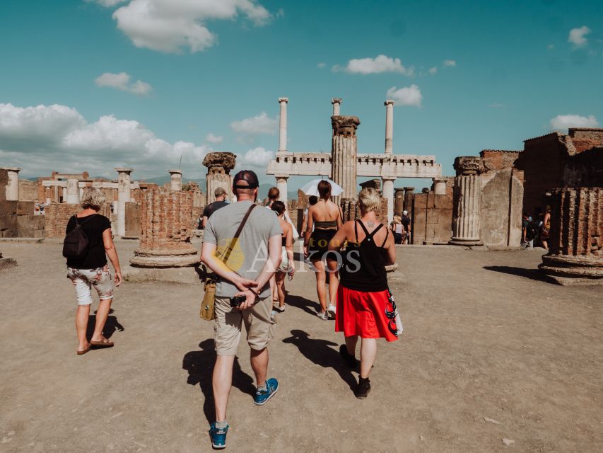 Naples: Pompeii and Mount Vesuvius Entry Tickets and Tour - Finding the Pompeii meeting point