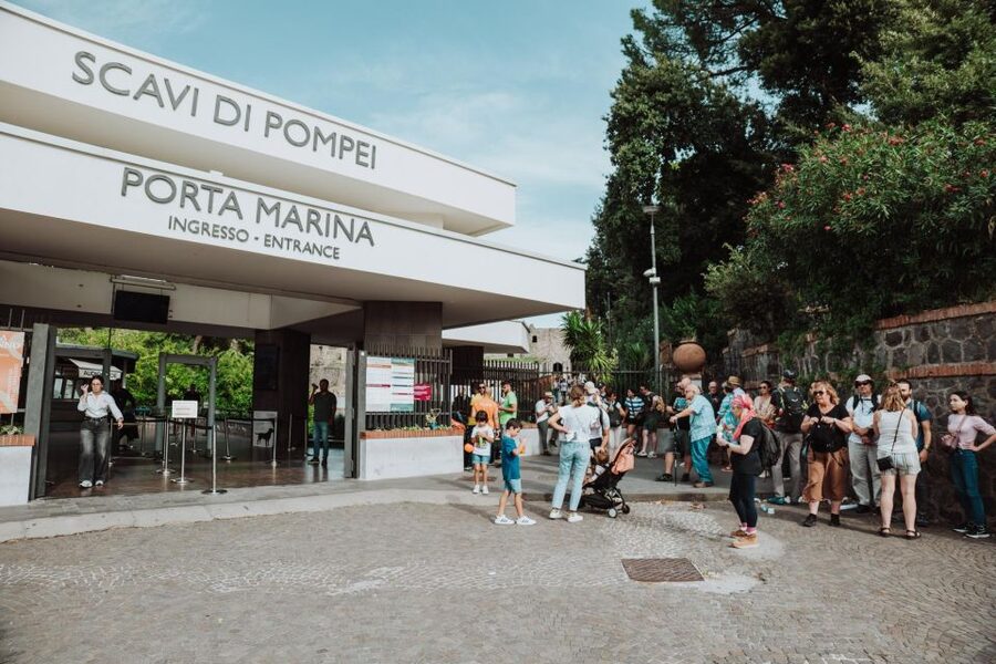 Naples: Pompeii and Mount Vesuvius Entry Tickets and Tour - Guides who shape the day