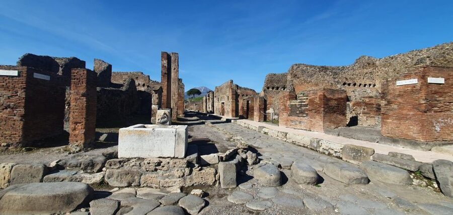 Naples: Pompeii & Mt. Vesuvius Day Trip with Tickets & Lunch - Guides, languages, and group size
