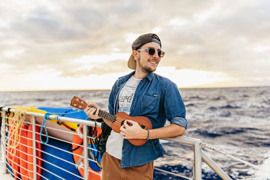 Oahu: Diamond Head Cruise with Drinks & Appetizers - The crew sets the tone