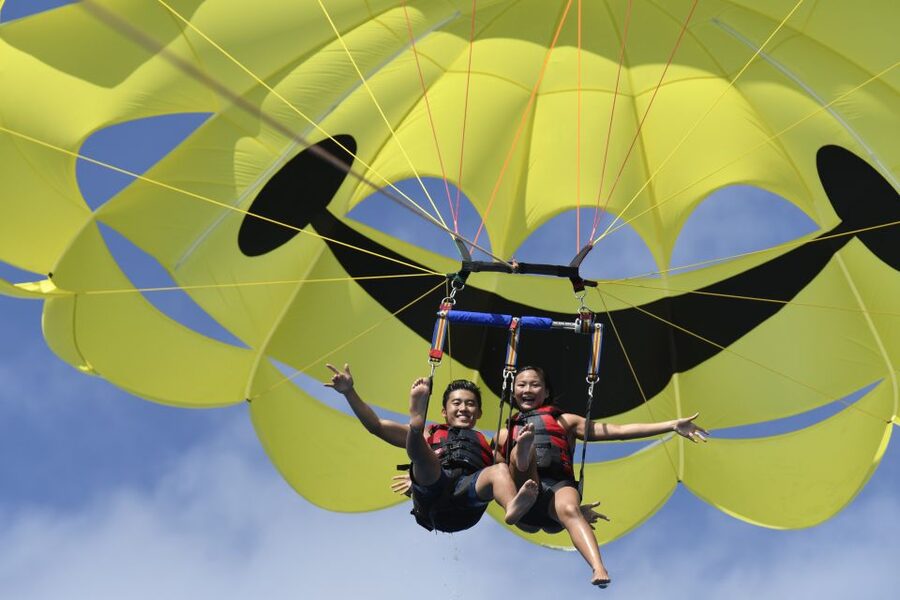 Oahu: Parasail on Maunalua Bay with Diamond Head Views - Crew, language, and safety standards