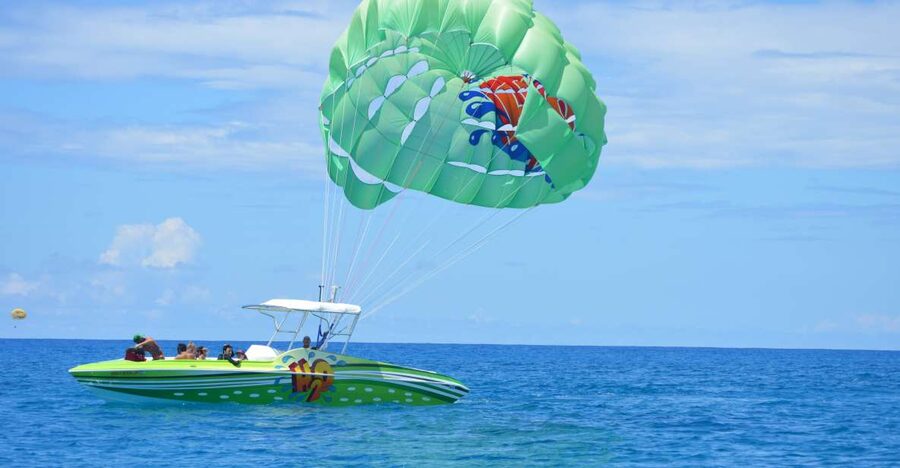 Oahu: Parasail on Maunalua Bay with Diamond Head Views - The safety briefing and boat transfer