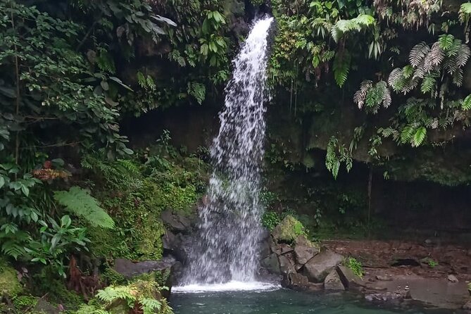 Pepper's Choice : Waterfalls, Sulphur Spa & Black Sand Beach - Mero Beach: black sand and an easy lunch break